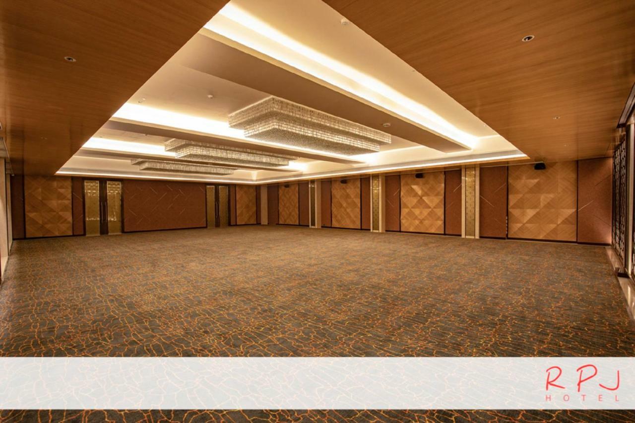 Rpj Hotel Rajkot Exterior foto